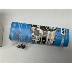 Wrenn '00' gauge - two Castle Class' 4-6-0 locomotives - 'Devizes Castle' No.7002 in GW Green; and 'Windsor Castle' No.4082 in BR Blue; both boxed with instructions (2)