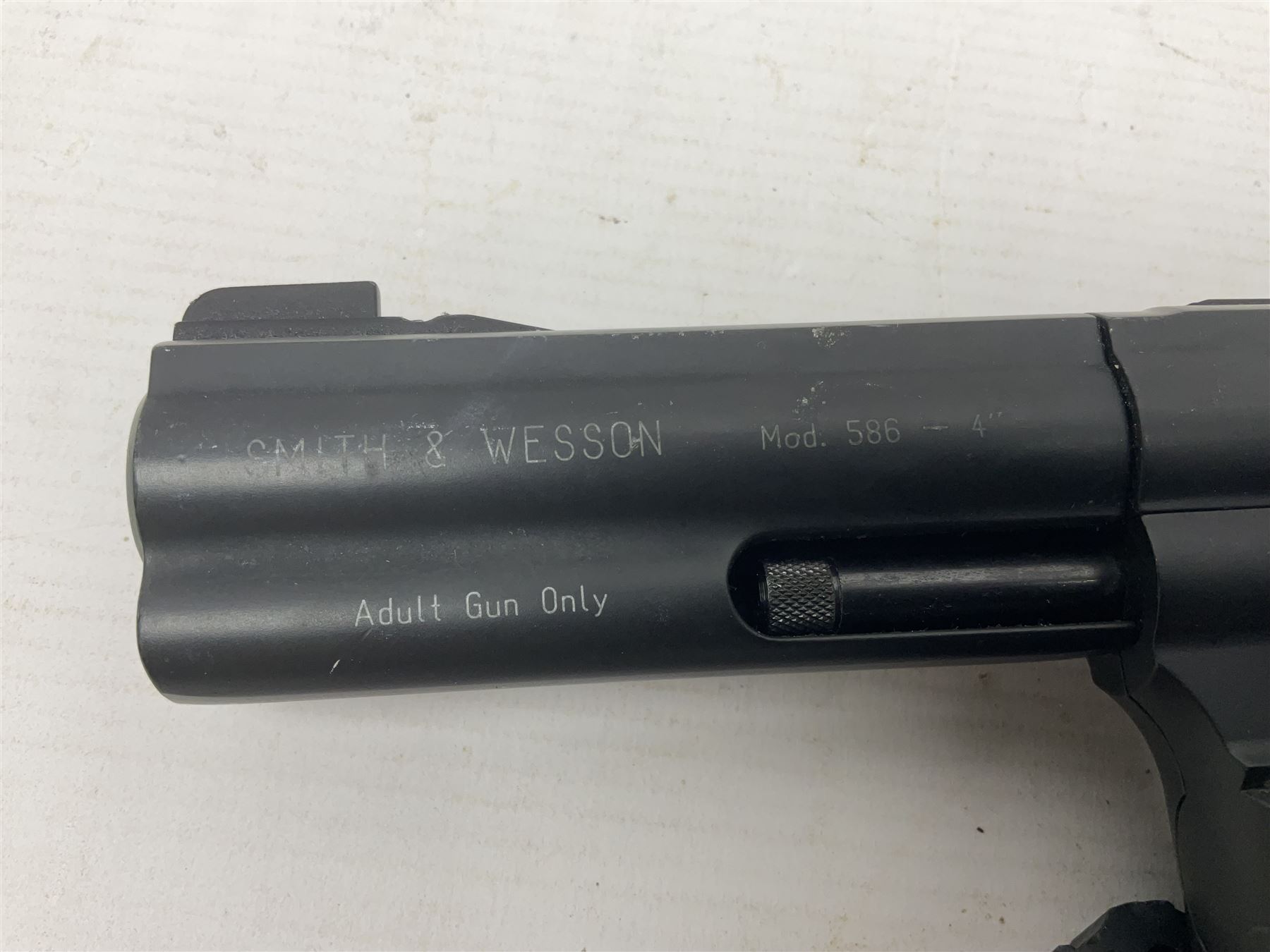Umarex Smith and Wesson model 586-4 .177 air pistol serial no.S074938959 with circular 10-shot magazine L29cm  NB: AGE RESTRICTIONS APPLY TO THE PURCHASE OF AIR WEAPONS.
