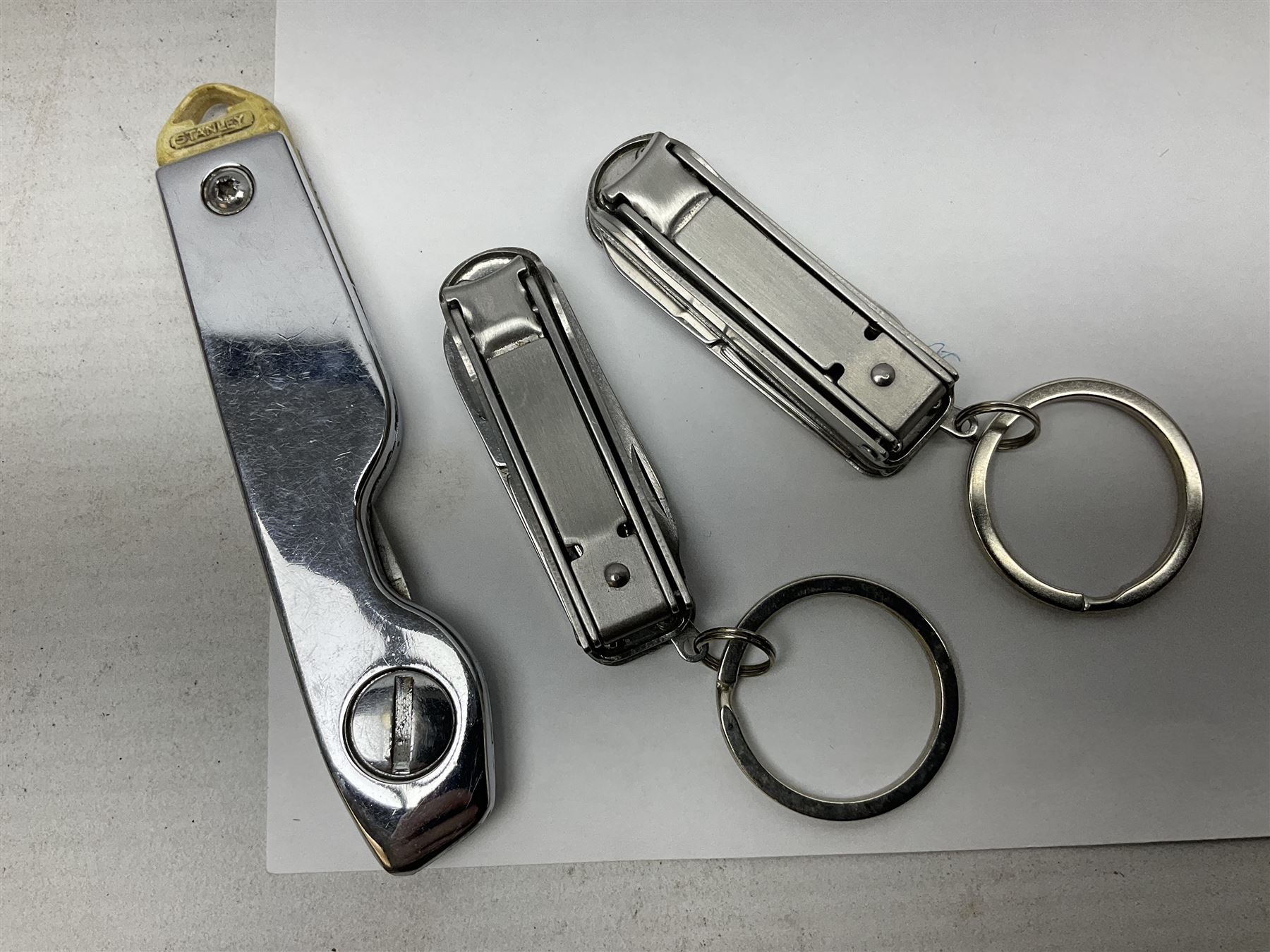 Fifteen folding/pocket knives including Swiss Army type knives with various number of blades, British army jack knife by J.H. Thompson Sheffield dated 1955 with broad arrow, promotional etc (15)