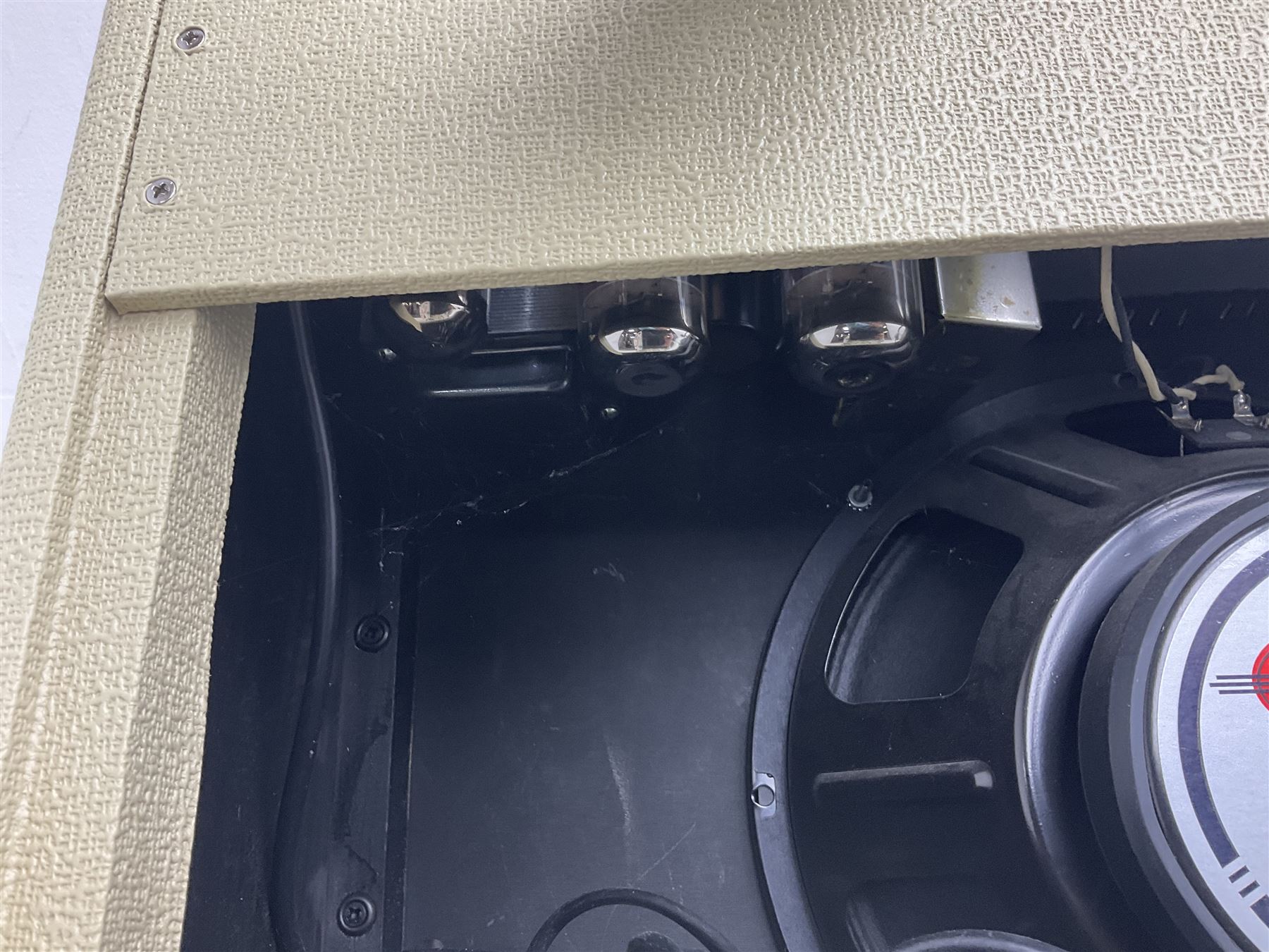 Headstrong Lil'King-S valve amplifier with Legend speaker, being a Boutique guitar amp made in the USA as a fender Princeton Reverb Clone in a cream colour; NVN; L51cm