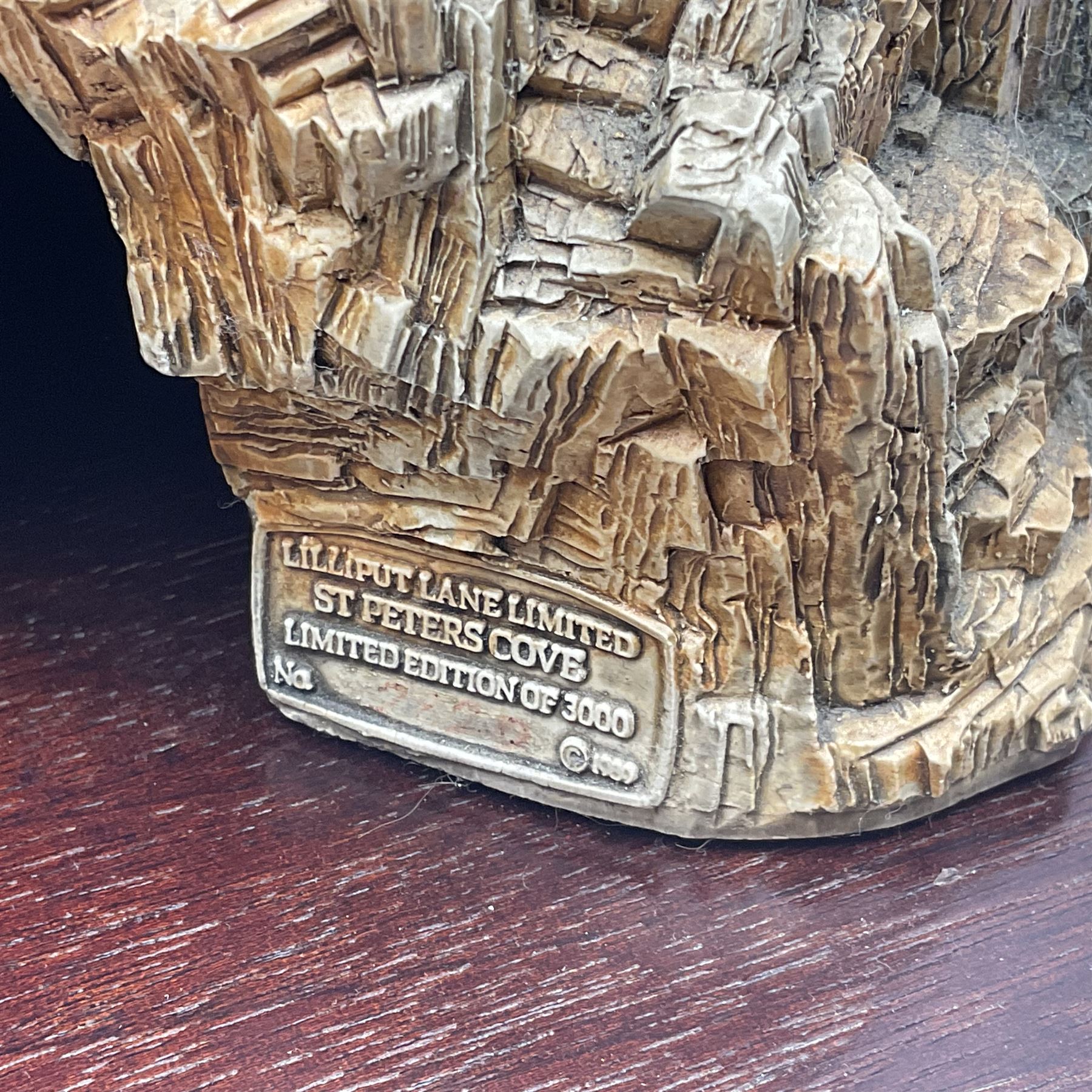 Lilliput lane St. Peters Cove with display plinth and original box 