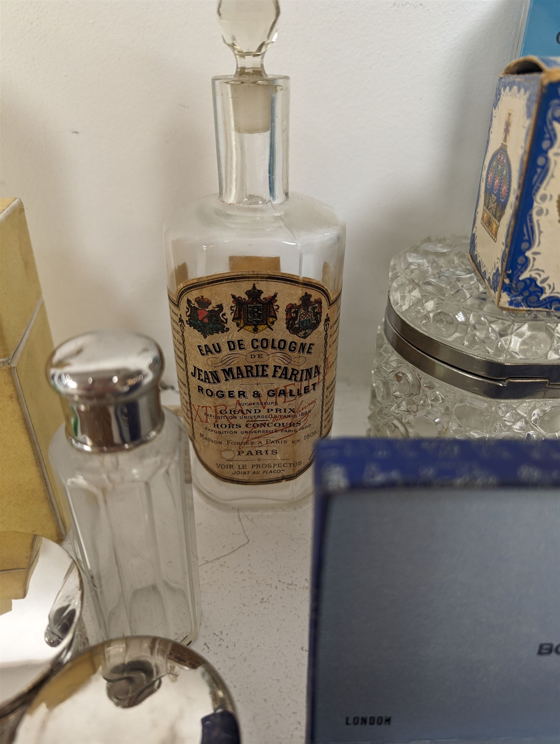 Vintage scent bottles and perfumes, including Roger & Gallet Jean Marie Farina, Nina Ricci L'Air du Temps, Avon Moonwind together with a boxed Bourjois compact etc