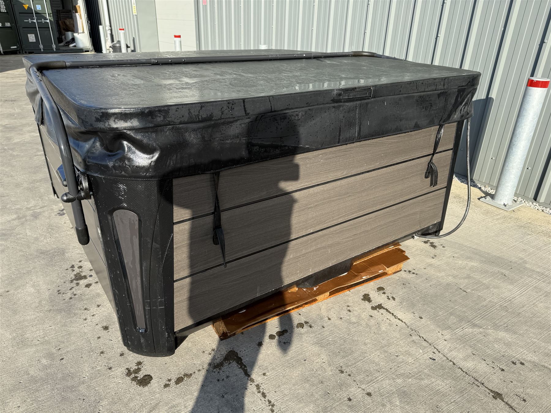 Platinum Spas Santorini 846A 6 person hot tub, with five seats and a lounger,  52 multiple jets, 7.3kw, 32 Amp, with hinged cover in full working order.

https://e.issuu.com/embed.html?backgroundColor=%23000000&d=platinum_brochure_uk_2023_v5_lr&hideIssuuLogo=true&hideShareButton=true&u=superiorwellness