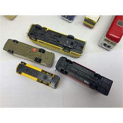 Thirty-one modern die-cast models of buses, coaches and wagons of various scales by EFE, Lledo, Oxford Die-Cast, Atlas etc, to include EFE 15702, 15704 and 15708 boxed; further models are unboxed 