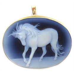  Italian finely carved onyx horse cameo pendant/brooch, in 9ct gold surround stamped 375   