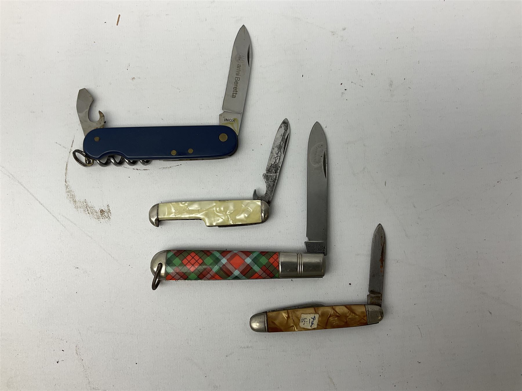 Twenty-nine pocket knives including commemorative and advertising examples, Richards of Sheffield single blade folding knife etc