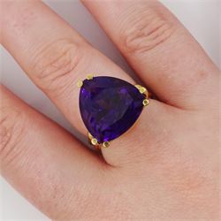 18ct gold amethyst ring, set with a single trilliant cut amethyst of approx 11.50 carat, to a fancy split design shank