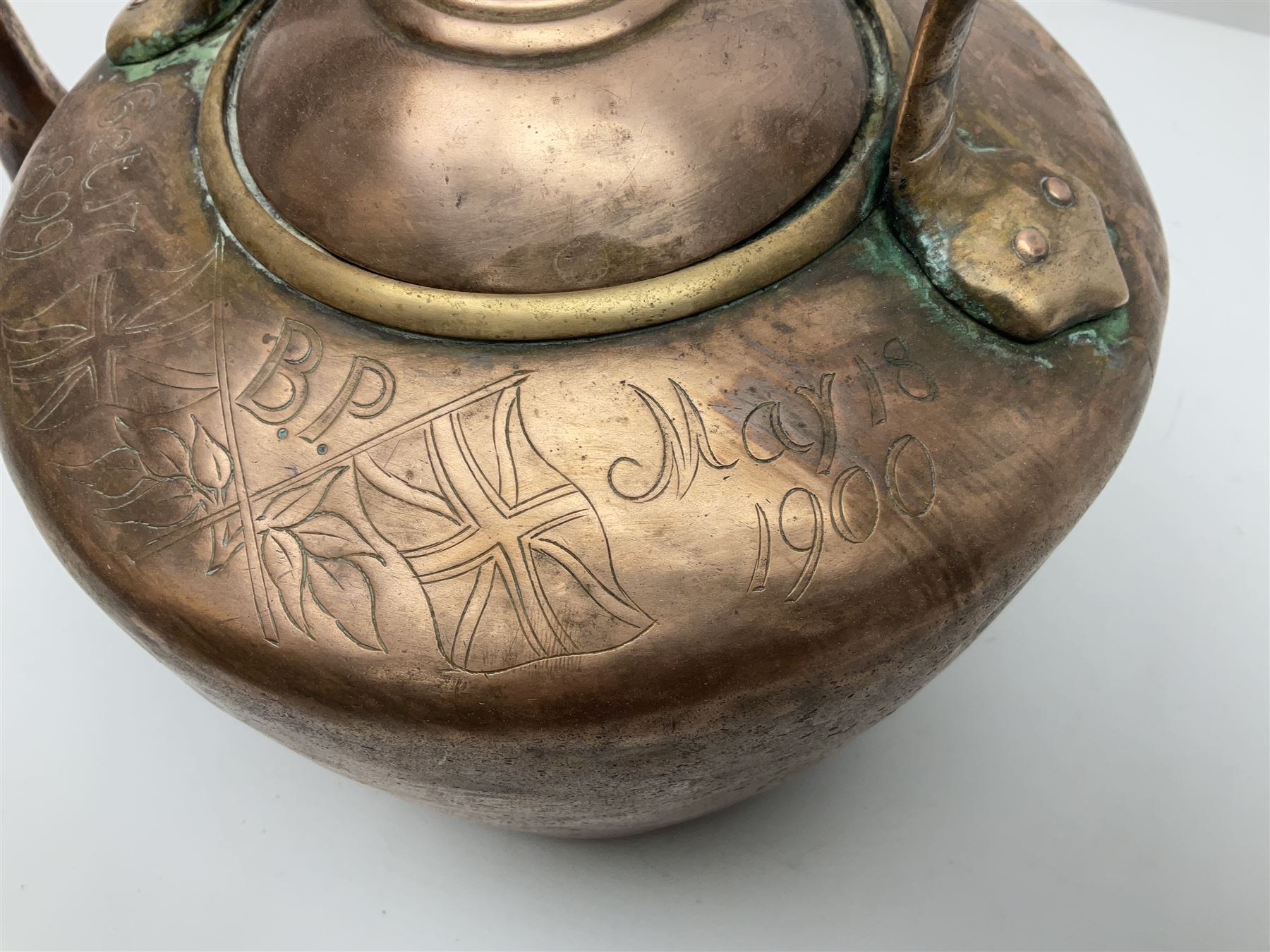 Engraved copper kettle, with Baden Powell Mafeking decoration with union jack flags, with finial modeled as Baden Powell, H31cm