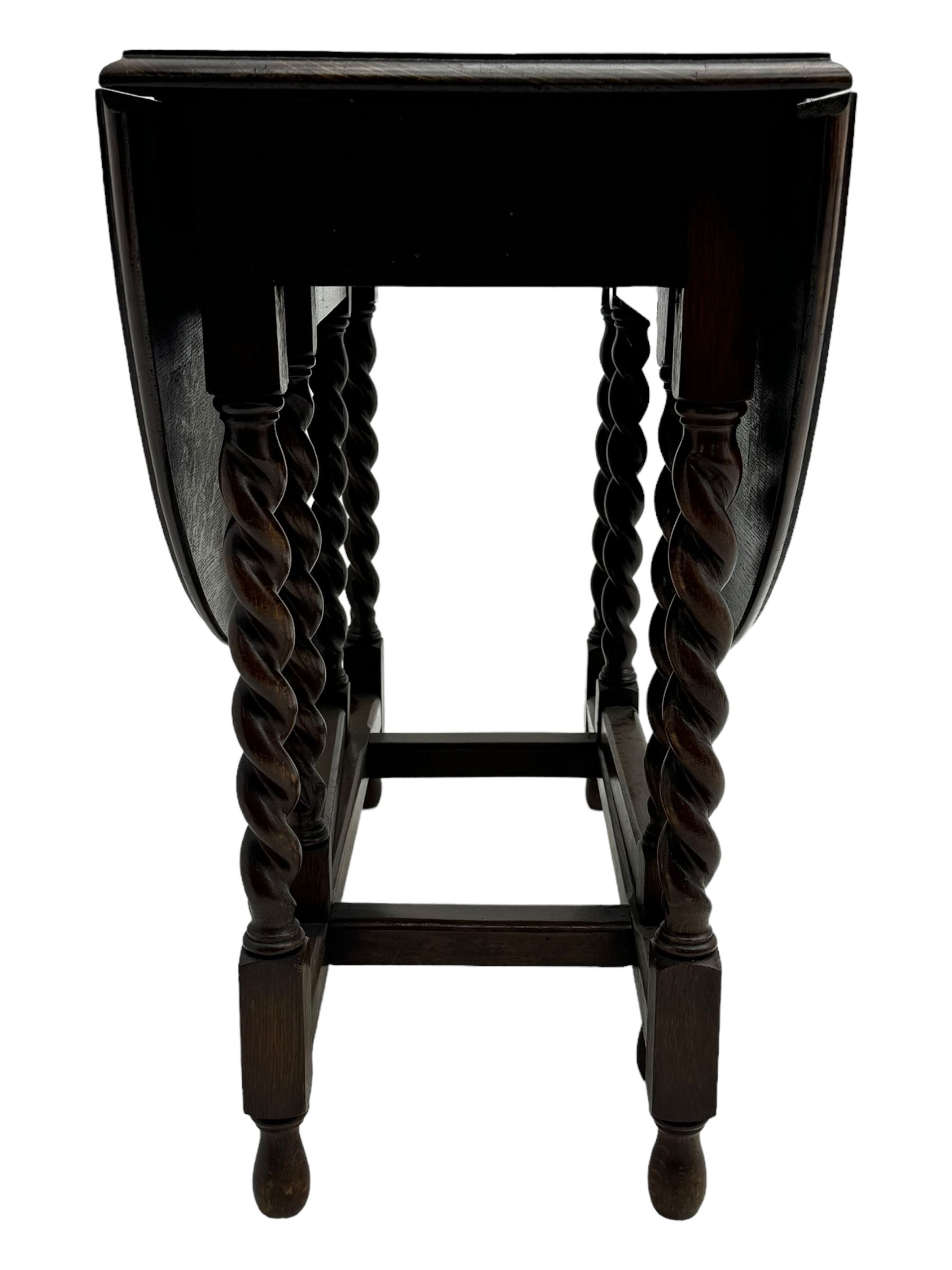 Early 20th century oak gateleg table, oval top with drop leaves supported by barley twist swing supports, united by plain stretchers, on turned feet (W119cm, D92cm, H77cm);