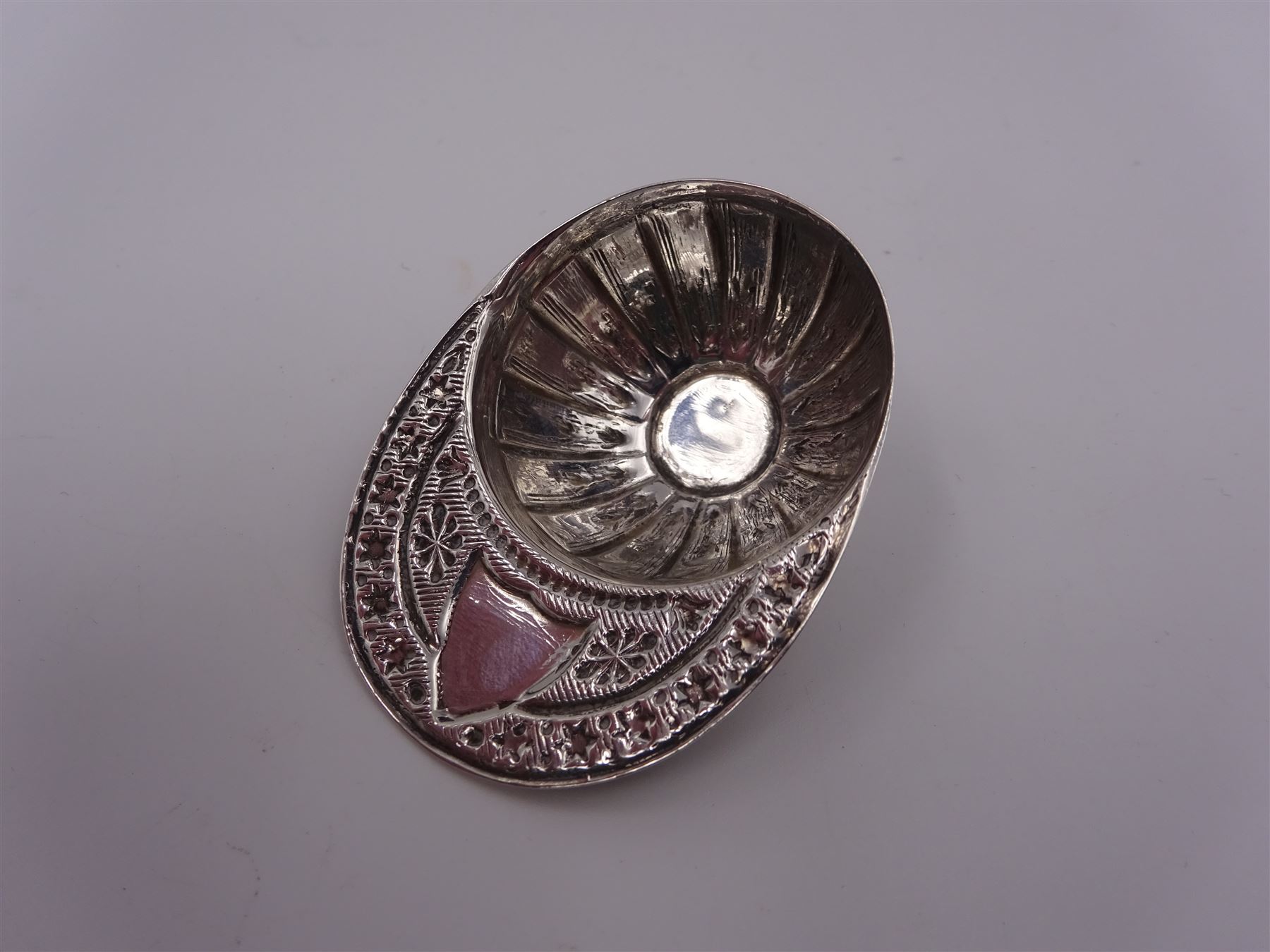 Edwardian silver caddy spoon, in the form of a jockeys cap, with embossed decoration and blank shield shaped cartouche, hallmarked Thomas Bradbury & Sons Ltd, Sheffield 1909, L5.3cm
