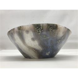 Polished agate bowl, with a shallow concave centre, D19cm, H7cm