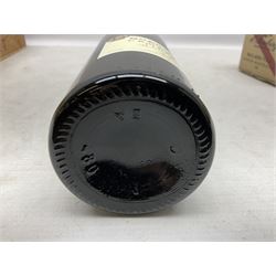 D`Arenburg 2007 The dead Arm Shiraz, 1.5 litre, 14%, together with Grahams 2001 crusted port, 75cl, 20%, both boxed 