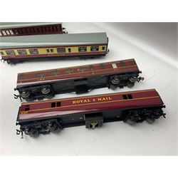 Hornby Dublo - fourteen passenger coaches including Southern Suburban Stock, Gresley Stock, Stanier Stock etc; and TPO Mail Van; all unboxed (15)