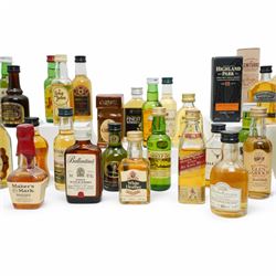 Collection of mixed miniature whisky, to include Glenmorangie 10 years old, Highland Park 12 years old, Kilchoman Single Malt, Glen Garioch etc, various contents and proof