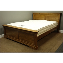  Solid oak 5' Kingsize bedstead with Beevers Whitby mattress  