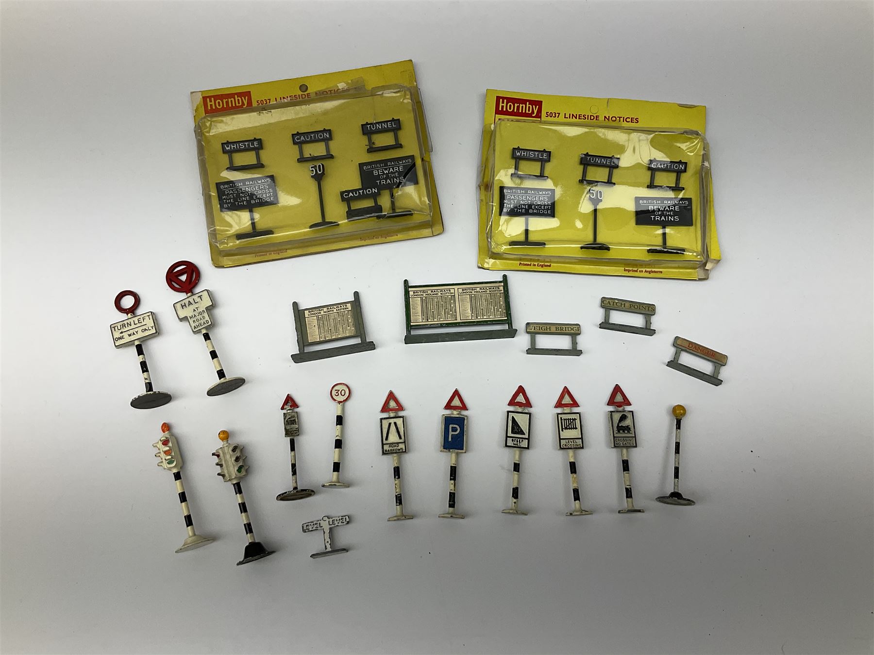 Hornby Dublo/Dinky etc - quantity of accessories including two blister packed 5037 Lineside Notices; Urinal; Book Kiosk; Coal Store; Destination Board/Seat; twelve road signs/traffic lights; ten advertising hoardings; boxed gradient and mile posts; boxed 1575 Lighting Kit; trackside signs, assorted luggage etc