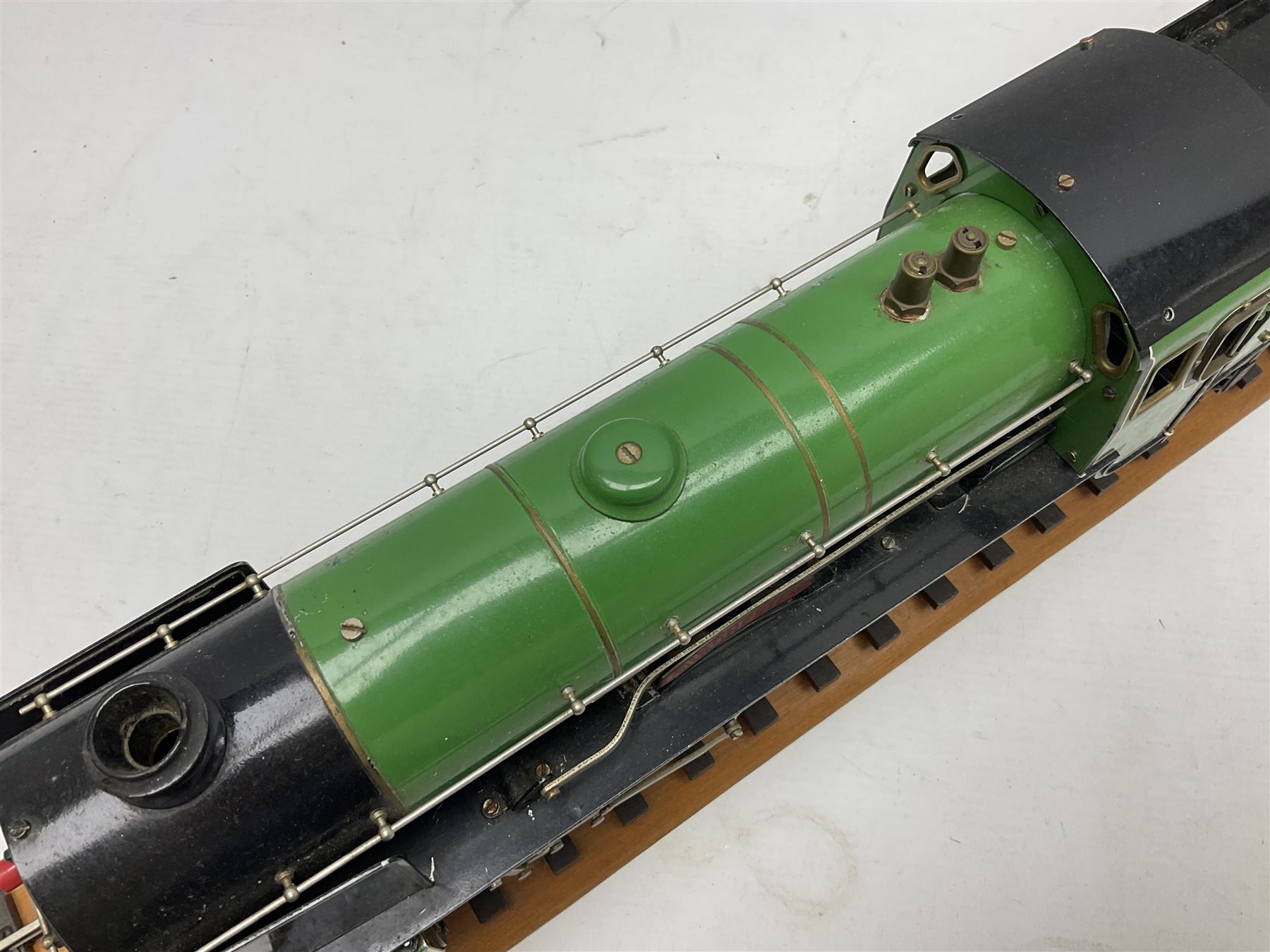 Gauge I - Aster live steam Southern Railway 4-4-0 Schools Class locomotive 'Winchester' No.901 with six-wheel tender; twin outside cylinders, smoke deflectors and spirit burner fed from tender tank, with Aster serial no. 6141167 between the wheels (2)