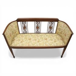 Edwardian mahogany boudoir suite couch, the couch back with three openwork splats inset with oval satinwood panels, the inlaid top rail extending to upholstered outswept ends, raised upon square tapering legs terminating in spade feet