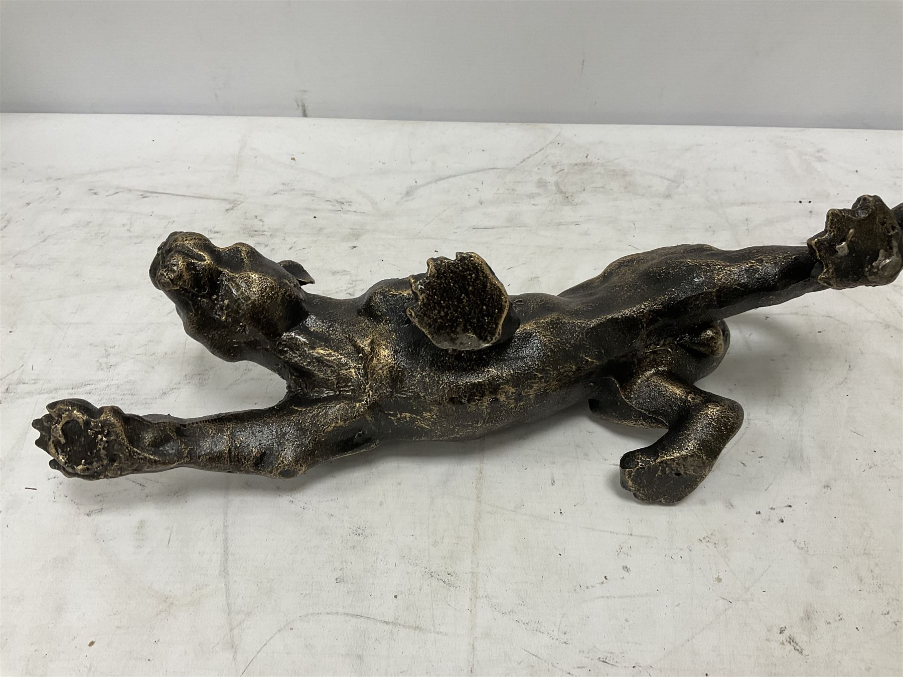 Cast metal figure modelled as a cougar in crouching pose, L40cm