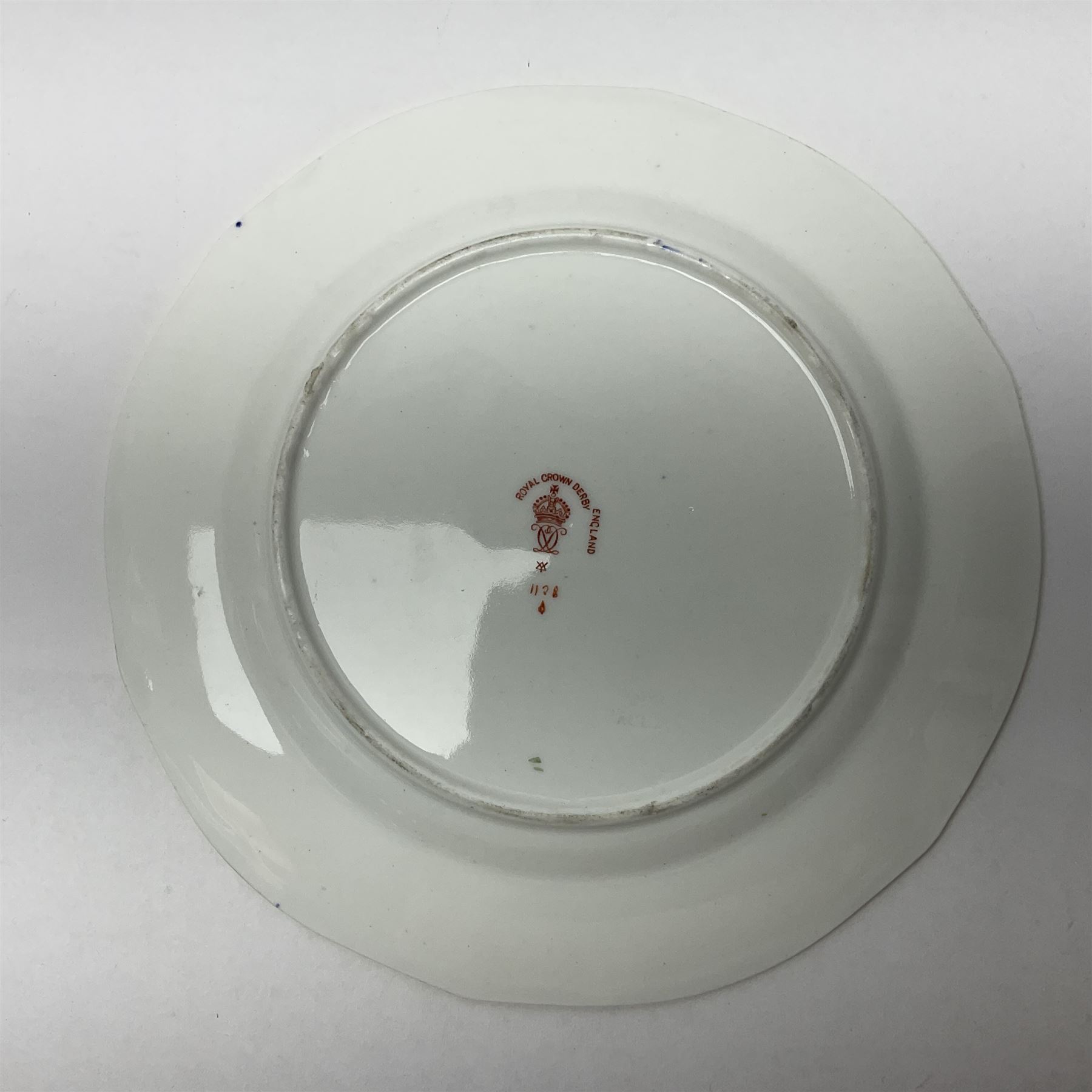 20th century Royal Crown Derby Imari 1128 pattern plates, comprising four side plates and three smaller examples, with printed and painted marks beneath, including illustration date codes for 1918 and 1920, and Roman numeral date code for 1979, larger examples D18cm, smaller D15cm, (7)
