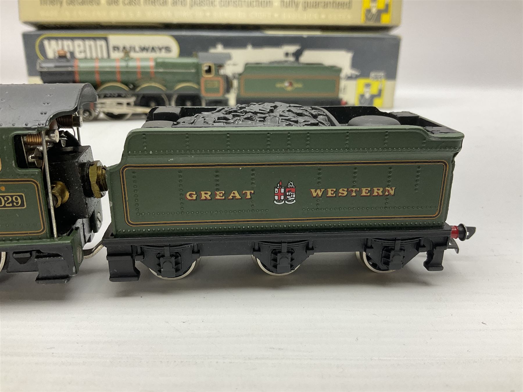 Wrenn '00' gauge - two Castle Class 4-6-0 locomotives - 'Clun Castle' No.7029 (number on buffer beam) in Great Western Green; and 'Cardiff Castle' No.4075 in BR Green; both boxed with instructions (2)