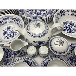 Kahla Zwiebelmuster tea and dinner service for eight , to include teapot, milk jug, covered sucrier, cups and saucers, dinnerplate's etc 