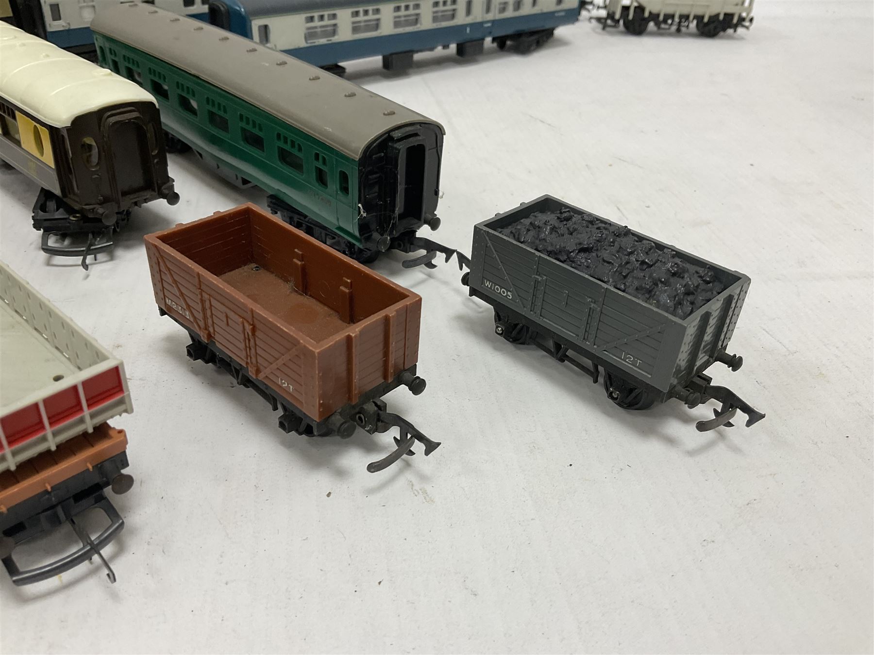 Hornby/Tri-Ang ‘00’ gauge - eight various coaches and eighteen goods wagons; all unboxed (26)