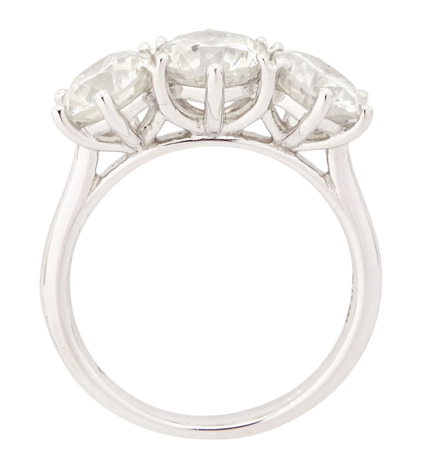 Platinum diamond ring, set with three round brilliant cut diamonds, hallmarked, total diamond weight approx 3.25 carat