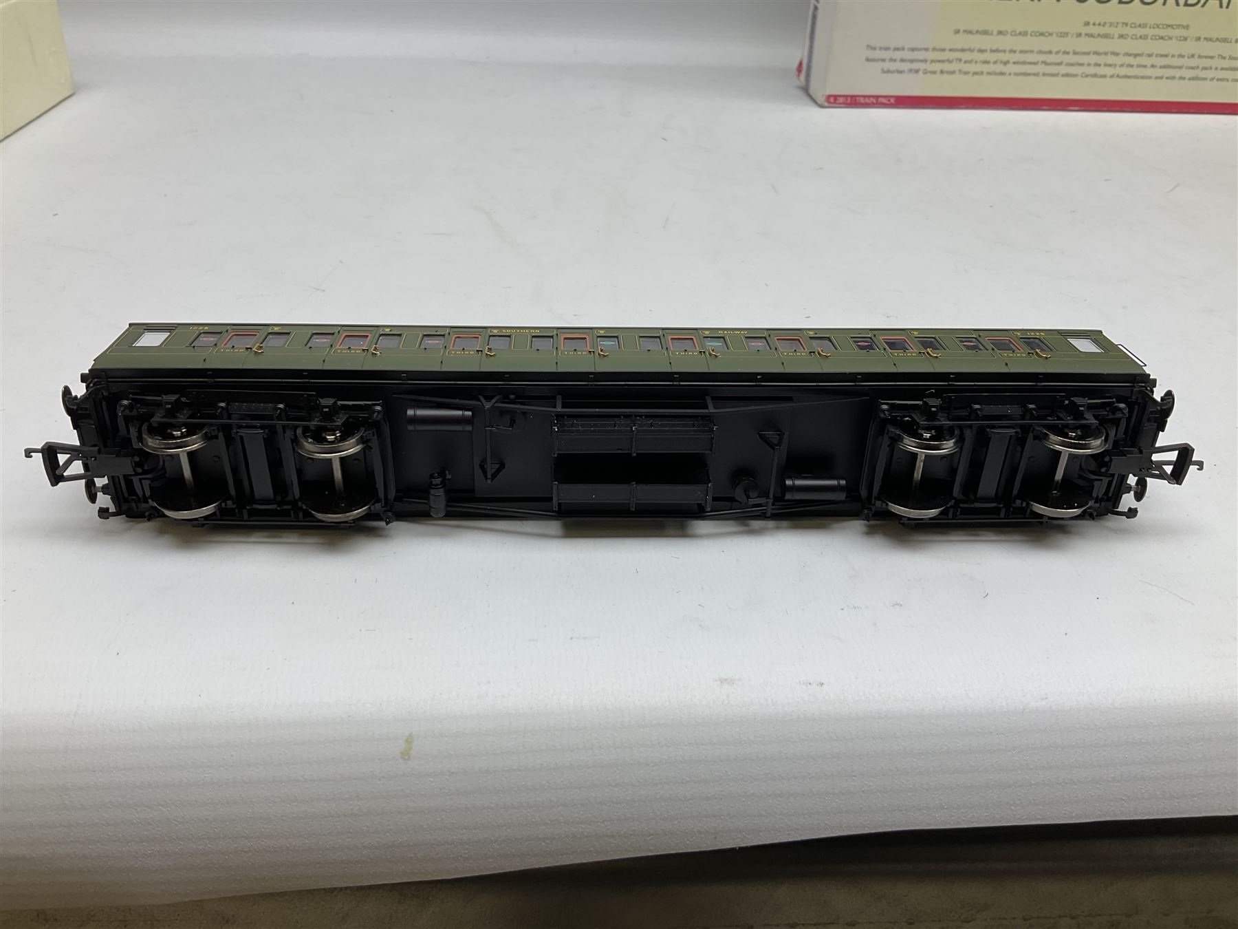 Hornby '00' gauge - 'Southern Suburban 1938' Coach Pack, DCC ready 