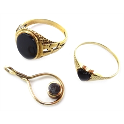  Gentlemens and ladies 9ct gold black onyx signet rings, similar gold pendant all hallmarked approx 5gm  