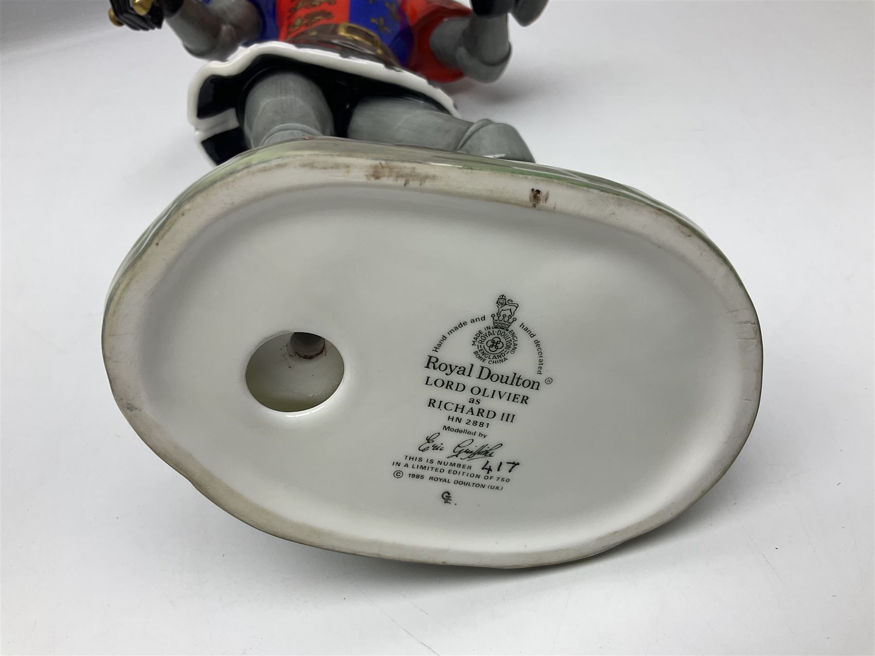 Royal Doulton Figure, Lord Olivier as Richard III, HN2881, limited edition 417/750, with certificate of authentication and original box, H28cm 