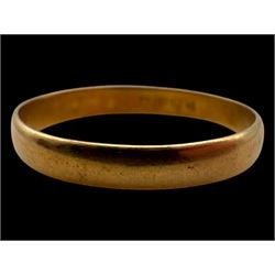 22ct gold wedding band, stamped 22