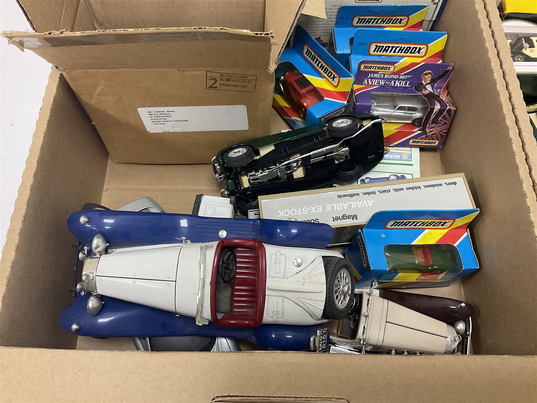 Quantity of boxed and loose die-cast cars to include a Dinky Fire Engine, Burago, Matchbox, Lledo etc in two boxes 