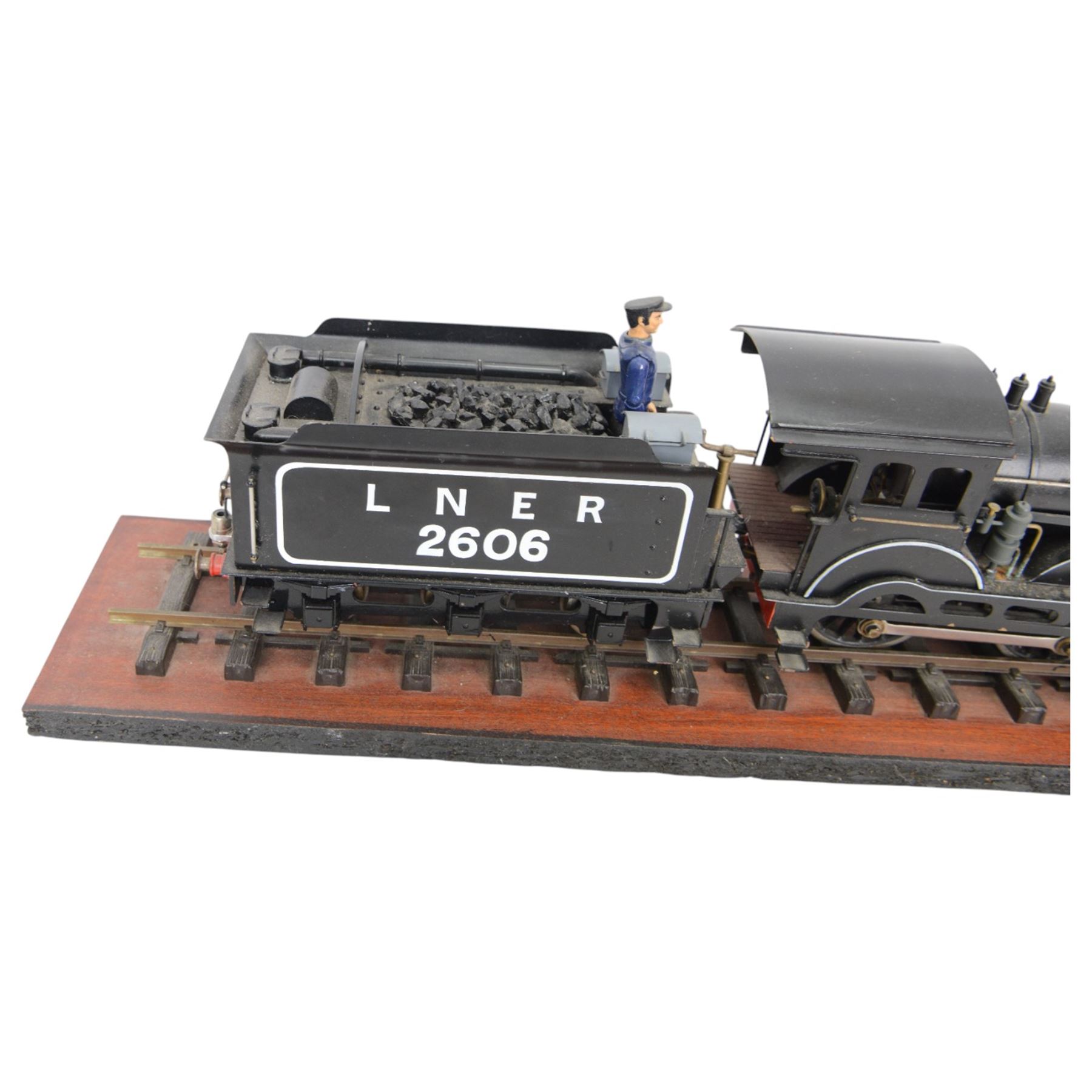 Kit-built Gauge 1 remote controlled 4-4-0 locomotive and tender no. 2606 in LNER black, on wooden plinth