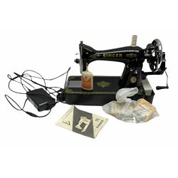 Singer 15 sewing machine, with instructions. 