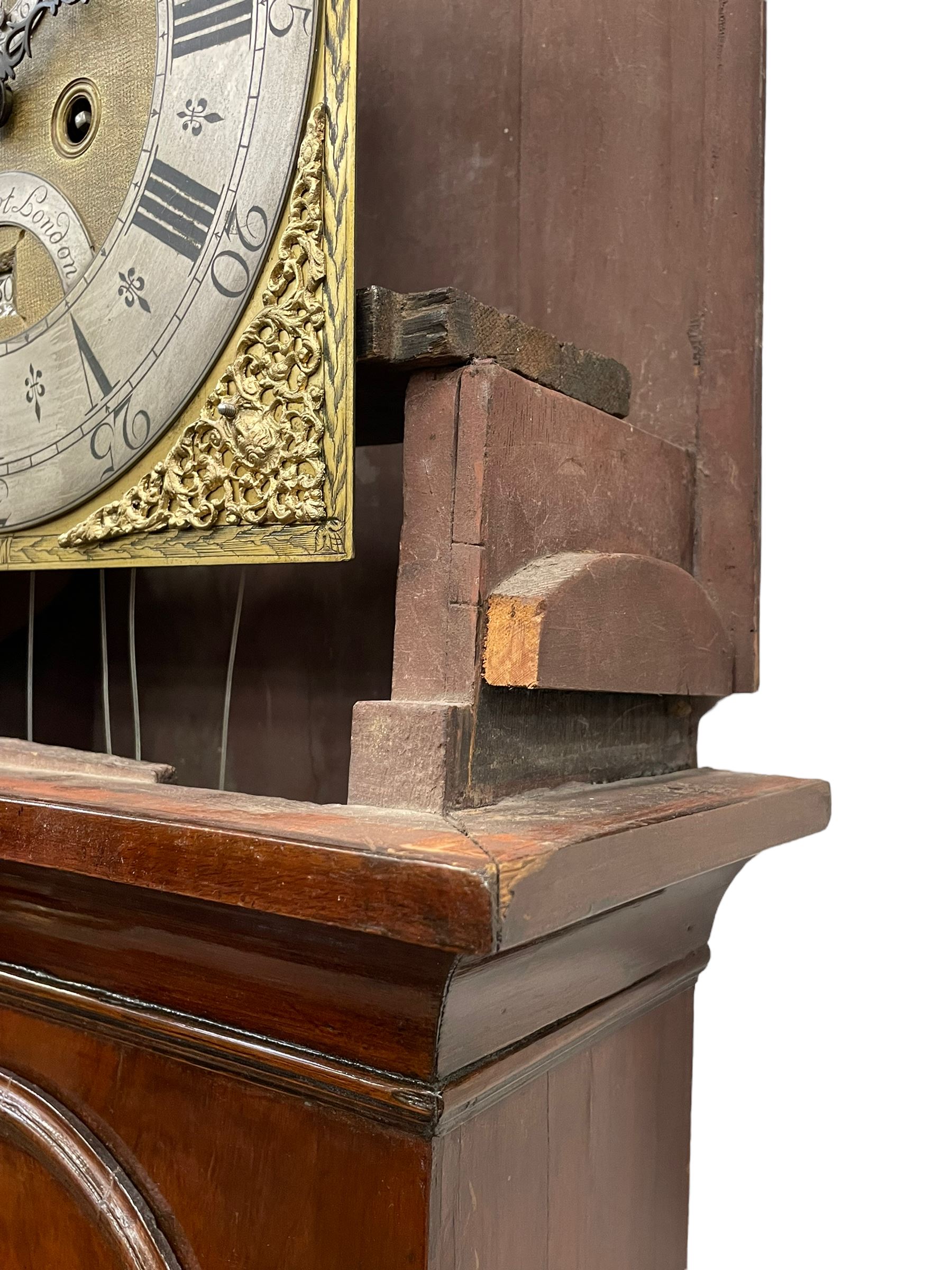 John Abbot of London – early 18th century walnut 8-day longcase clock c1740, hood with glazed side panels and tall swept pagoda pediment above a break arch hood door with attached pillars and gesso wooden capitals, long trunk door with a conforming break arch top on a rectangular plinth with applied shaped skirting, brass dial with a matted center and continuous herringbone engraving to the surround, cast spandrels, silvered chapter with Roman numerals, five minute Arabic’s, minute track and inner quarter hour track, subsidiary seconds dial and square date aperture, silvered tempus fugit boss to the break arch, dial pinned directly to a rack striking movement, striking the hours on a bell. With weights and pendulum.