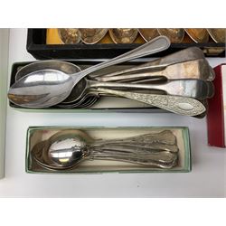 Boxed silver plated Elkington part canteen, together with a quantity of boxed and loose silver plated flatware, in one box 