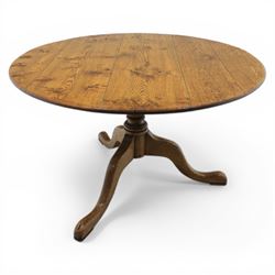 Traditional oak circular pedestal dining table, circular plank top, turned baluster column above three shaped legs