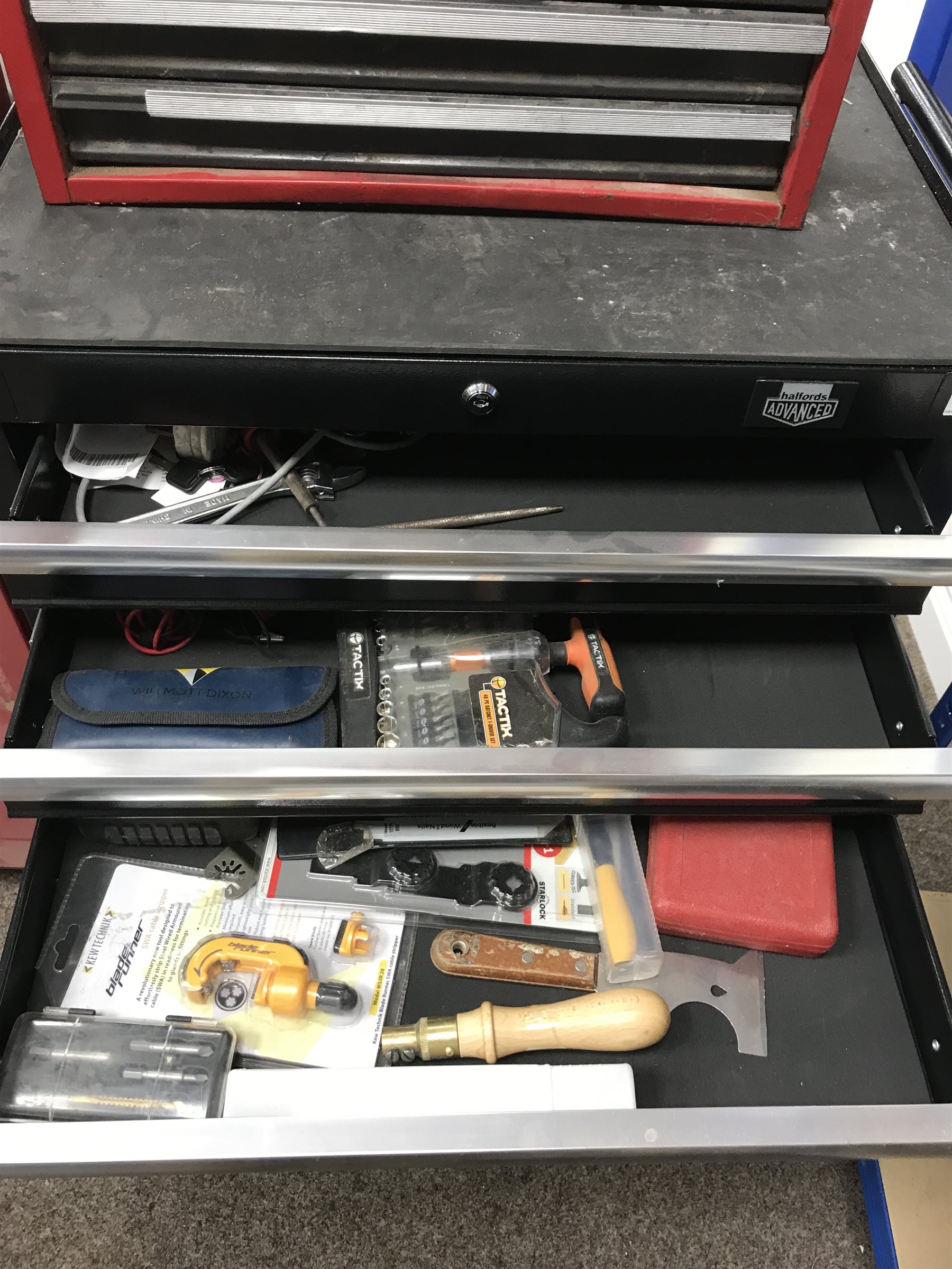 Halfords Advanced six drawer tool chest on castors with a quantity of various hand tools and a Halfords Professional tool chest, single hinged lid and four drawers