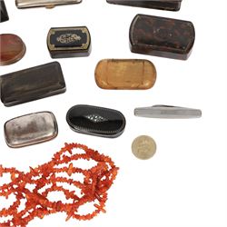 Small collection of snuff boxes, including Victorian papier mache, brass bound agate, pewter snuff box by G. Smith & Sons etc 