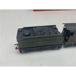 Hornby Dublo - 3-rail Castle Class 4-6-0 locomotive 'Ludlow Castle' No.5002 in lined BR green; in modern unassociated plain red  box