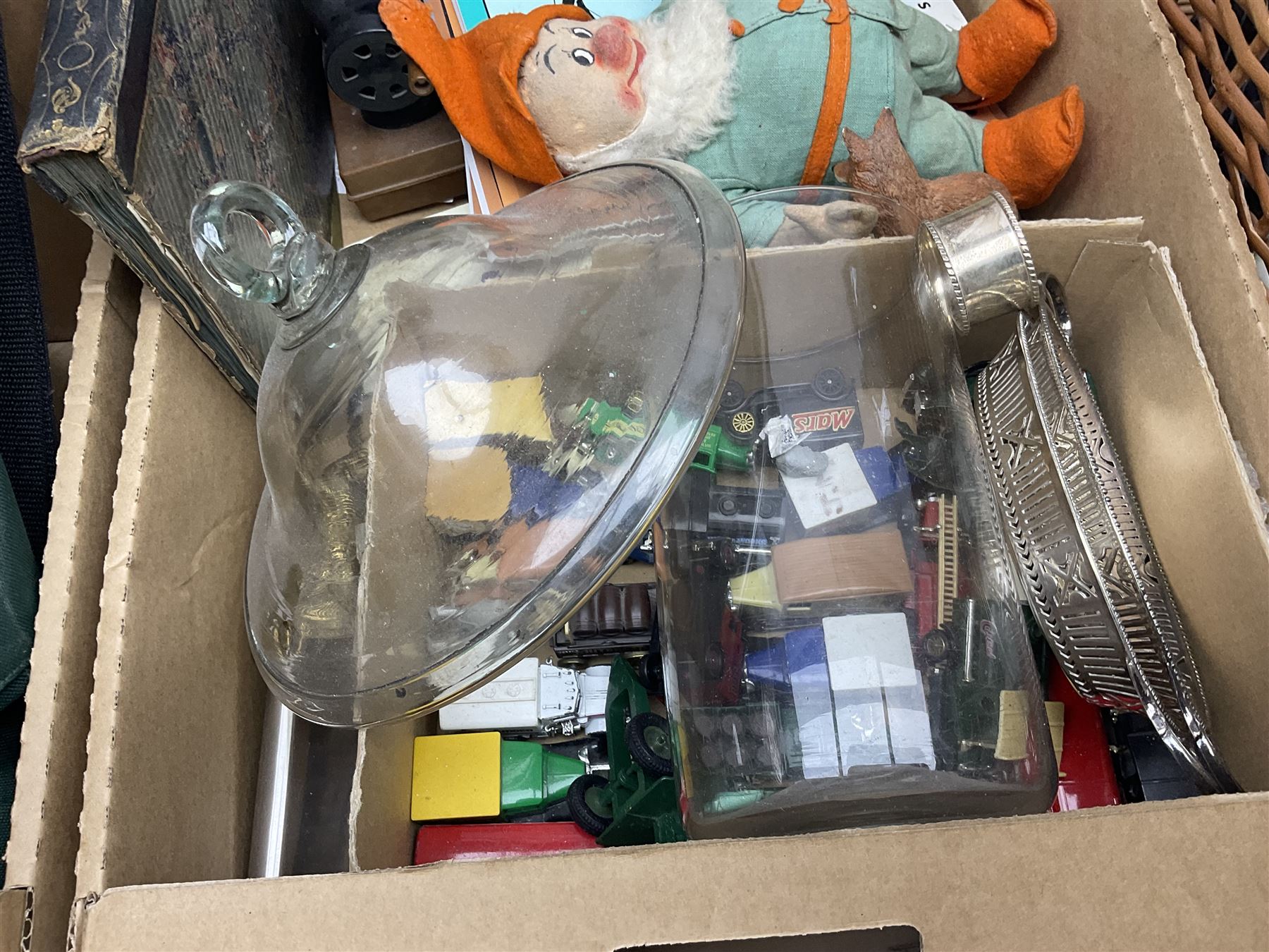 Indian tree tea wares, a quantity of diecast vehicles, glass vase and cover, Daler Rowney Easel in case and other collectables 