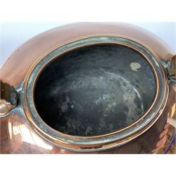 Two 19th century graduated oval seamed copper kettles, largest example H30cm
