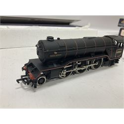 Bachmann ‘00’ gauge - 31551 Gresley Class V2 2-6-2 ‘Green Arrow’ locomotive no.60800 in BR black; 31954 Gresley Class A4 4-6-2 ‘Nigel Gresley’ locomotive no.60007 in BR blue; 31959 Gresley Class A4 Pacific 4-6-2 ‘Miles Beevor’ locomotive no.26 in LNER garter blue; in original boxes (3) 