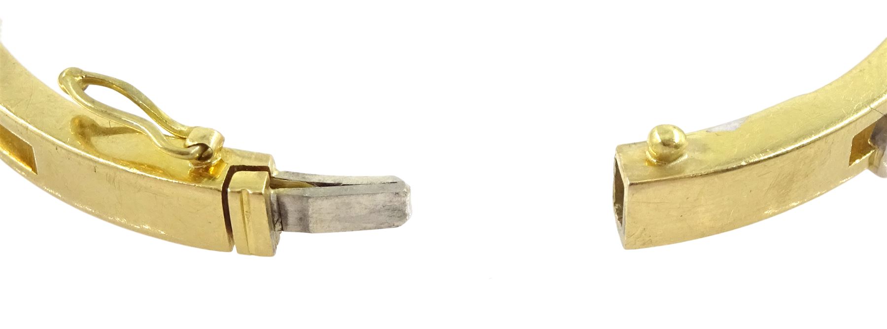 18ct gold rubover set round brilliant cut diamond hinged bangle, London 2004, total diamond weight approx 0.85 carat