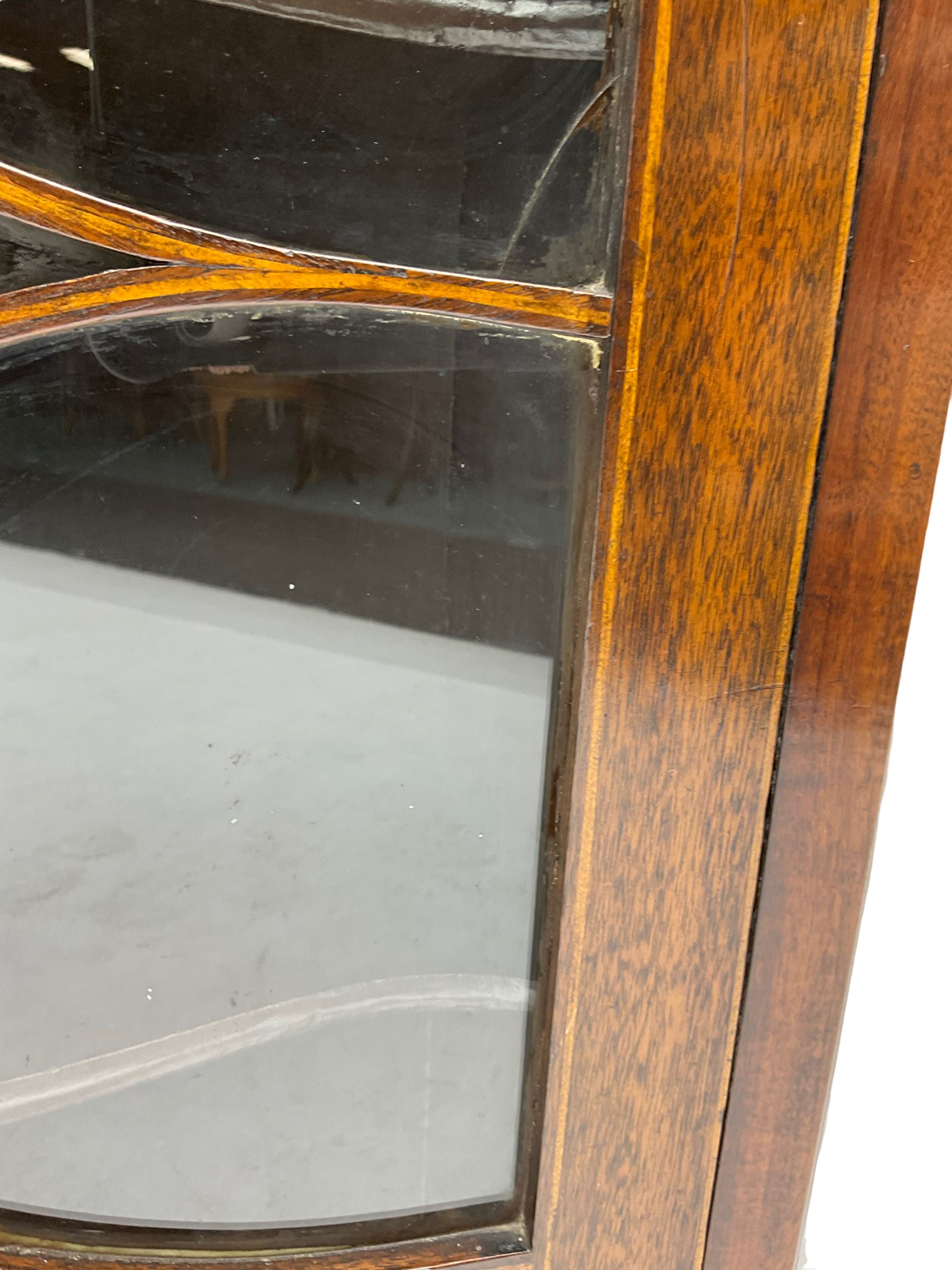 Georgian mahogany wall hanging corner cabinet, enclosed by single door with curved interlacing astragal glazing 
