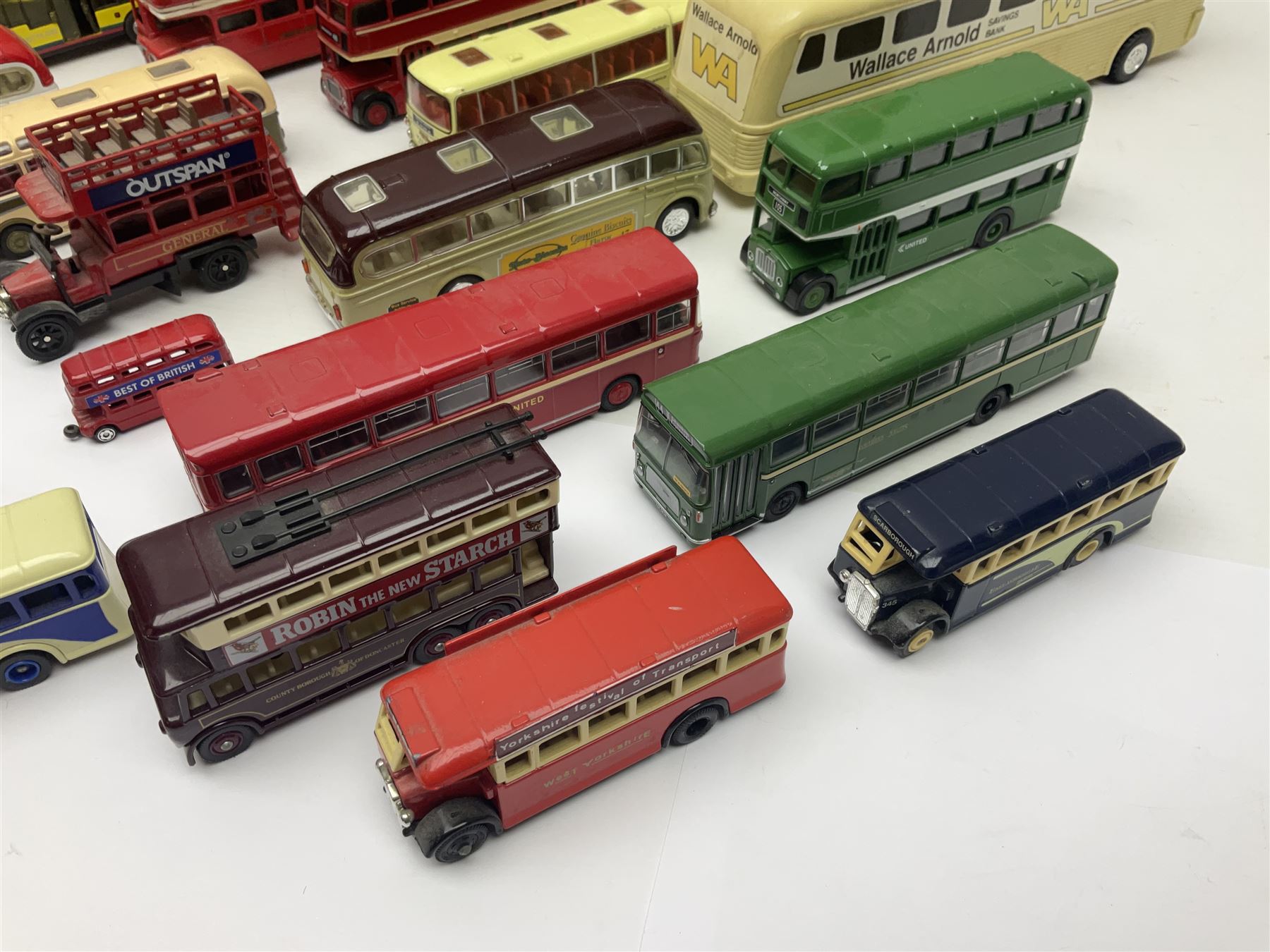 Thirty-one modern die-cast models of buses, coaches and wagons of various scales by EFE, Lledo, Oxford Die-Cast, Atlas etc, to include EFE 15702, 15704 and 15708 boxed; further models are unboxed 