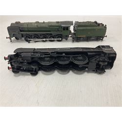 ‘00’ gauge - Airfix locomotive model kits comprising series 4 City of Truro kit and empty series 4 box, series 4 Mogul, two series 4 Harrow kits, all boxed; together with Rosebud Kitmaster Stirling kit and quantity of loose plastic locomotives and tenders from Airfix, Kitmaster, Ratio etc 