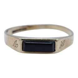 Two 9ct gold stone set rings, comprising paste set eternity ring and an onyx ring, both hallmarked