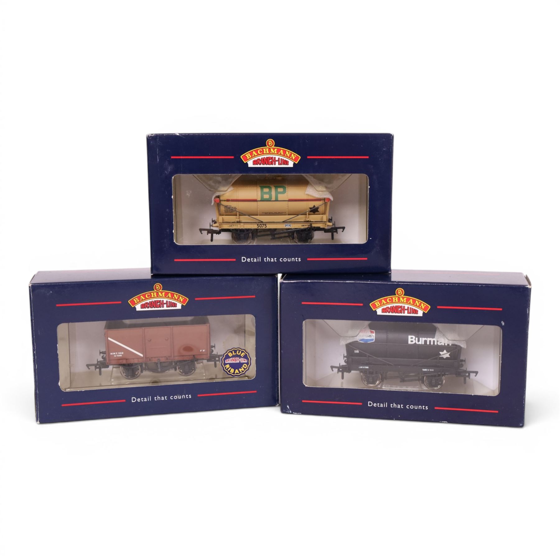 Bachmann 00 gauge no. 32101 Class 08 Diesel Shunter no. D3729 in BR Green, together with Bachmann 00 gauge rolling stock, including no. 39-26H BR MK1 SK Coach, no. 39052F BR MK1 SO Coach, no. 39271C BR MK1 GUV General Utility Van and six wagons, all boxed